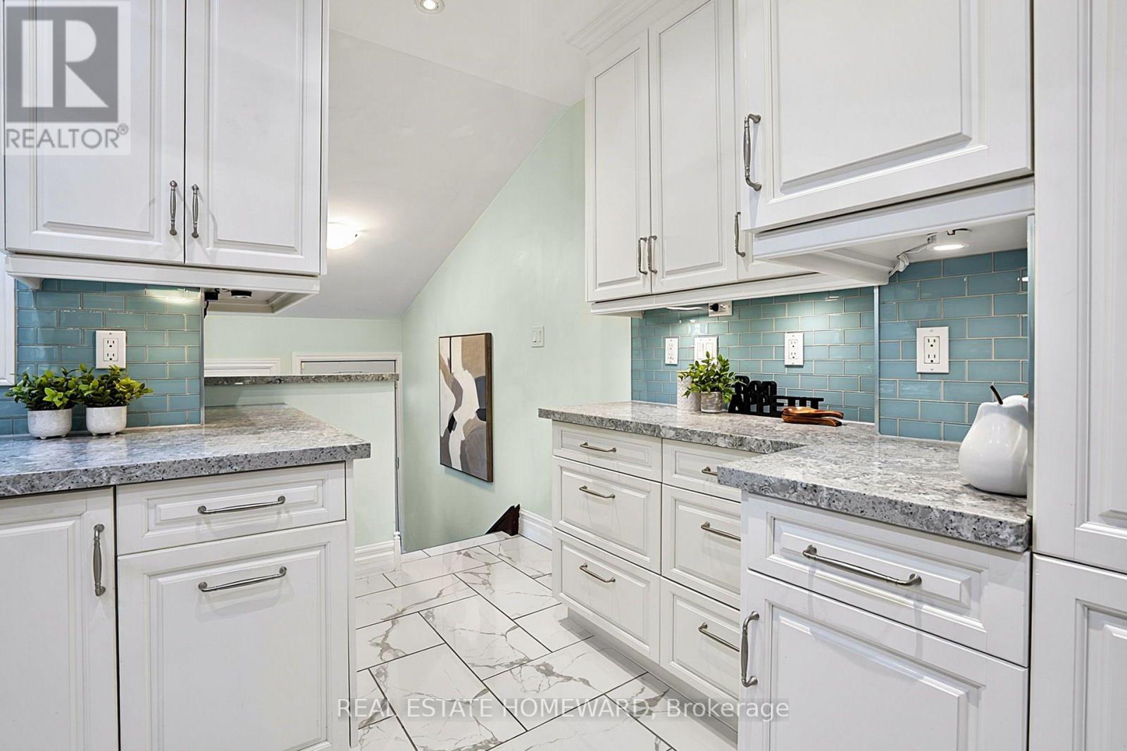 190 Rhodes Avenue, Toronto, Ontario  M4L 3A1 - Photo 12 - E13659570