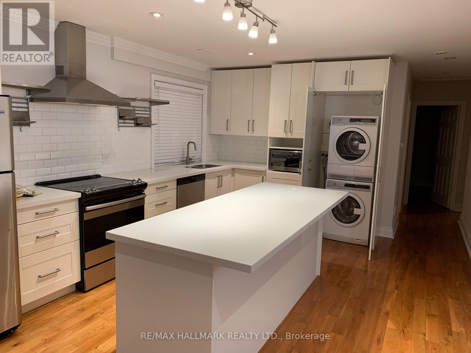 6 Griggsden Avenue, Toronto, Ontario  M9P 2Z5 - Photo 2 - W13659634