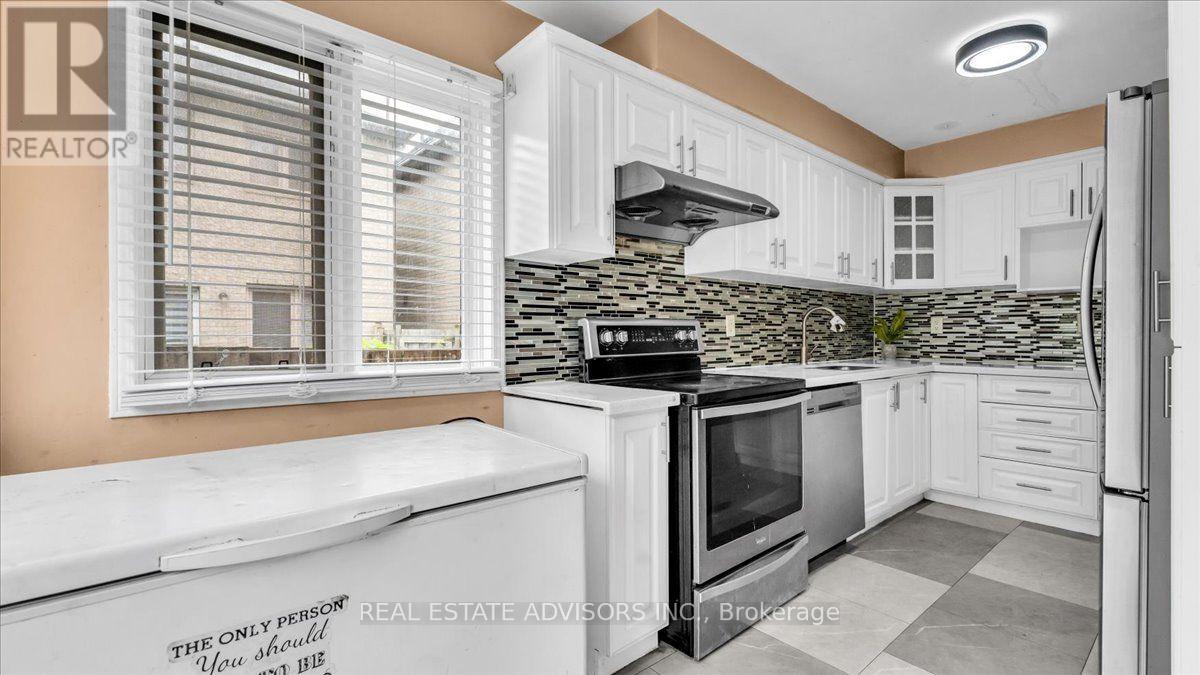9 Brocklebank Court, Brampton, Ontario L6X 4N6 - Photo 3 - W13659646