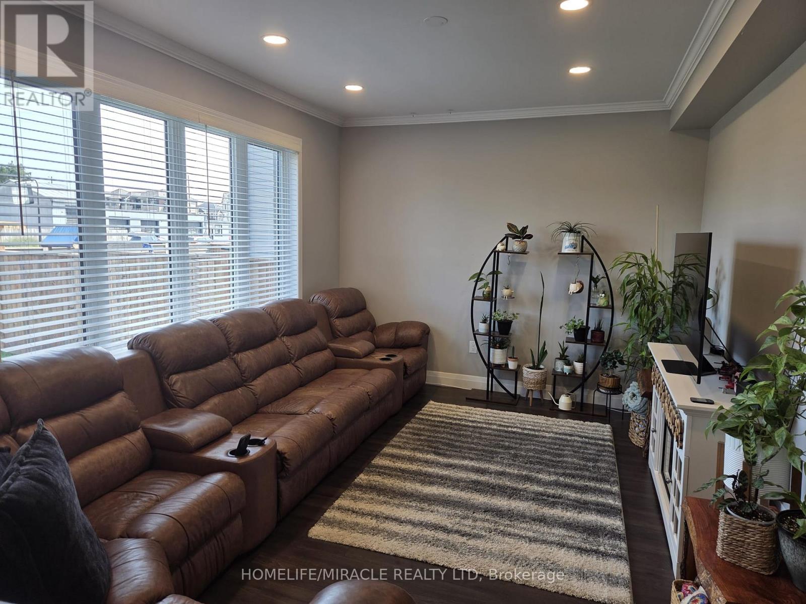20 Esther Crescent, Thorold, Ontario  L3B 5N5 - Photo 3 - X13659480