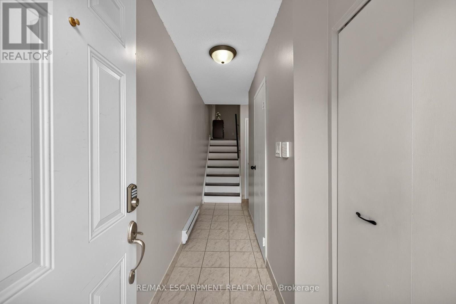23 Rosedale Court, Hamilton, Ontario  L8B 4G1 - Photo 4 - X13659644