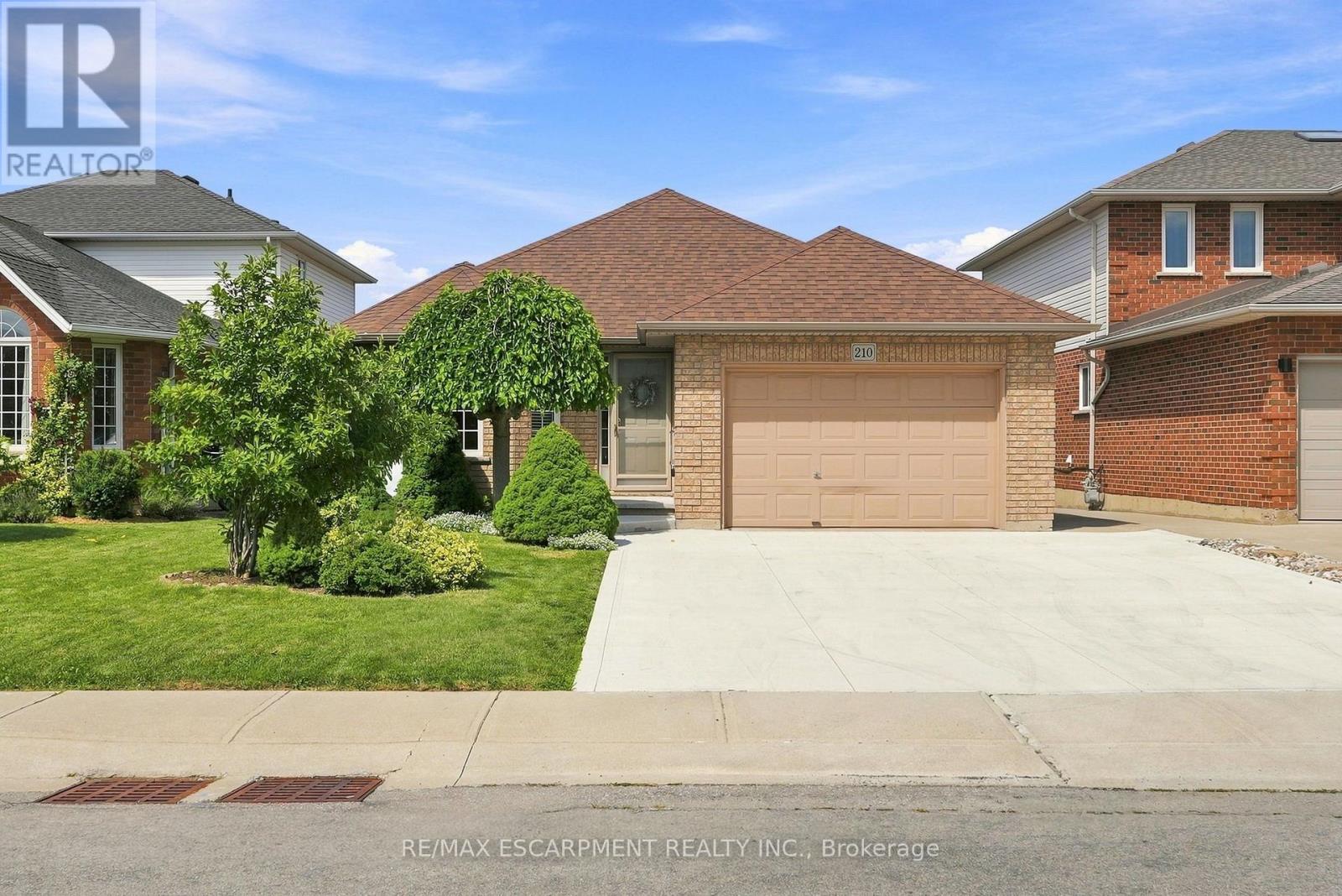 210 BASTILLE STREET, Hamilton, Ontario