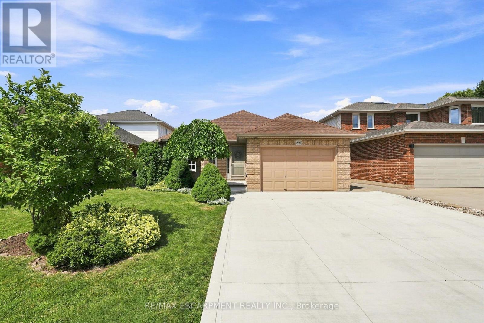210 Bastille Street, Hamilton, Ontario  L9B 2G5 - Photo 2 - X13659650