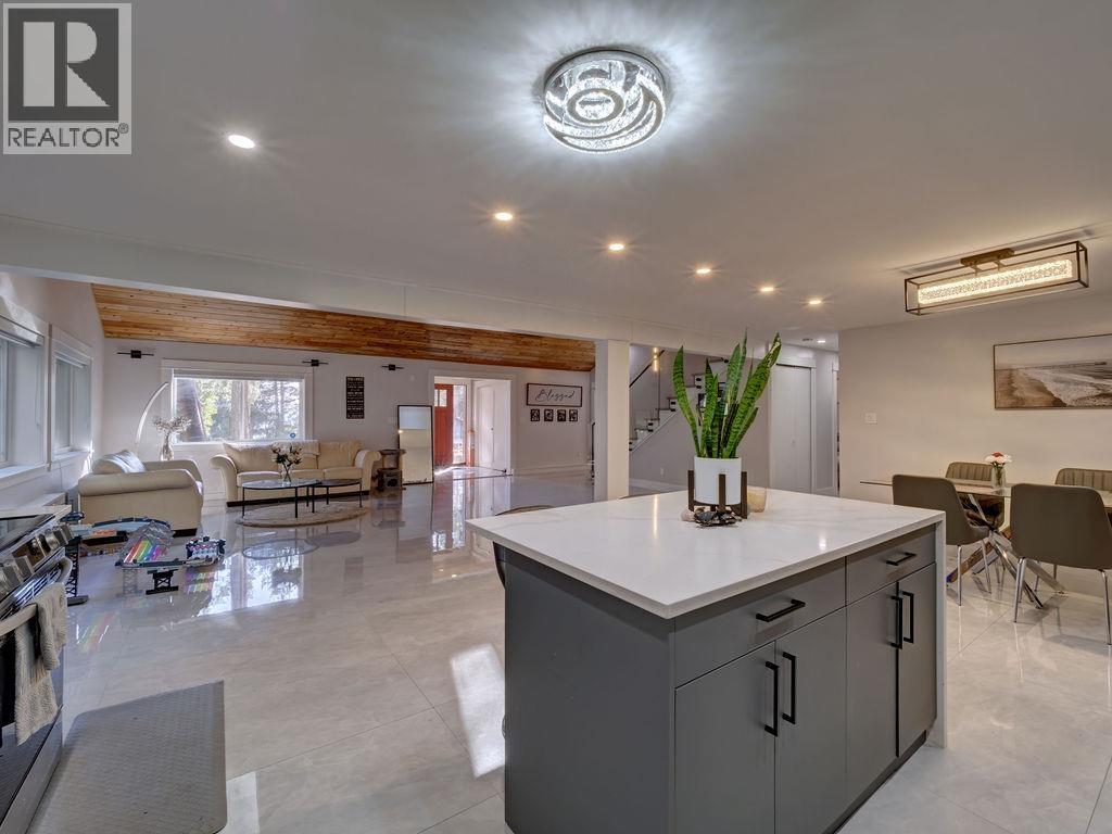 9168 Sunshine Coast Highway, Halfmoon Bay, British Columbia  V7Z 1E9 - Photo 12 - R3154337