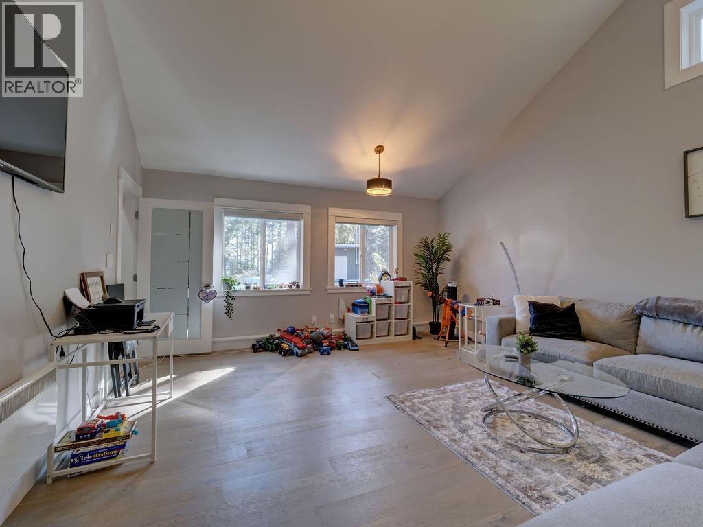 9168 Sunshine Coast Highway, Halfmoon Bay, British Columbia  V7Z 1E9 - Photo 16 - R3154337