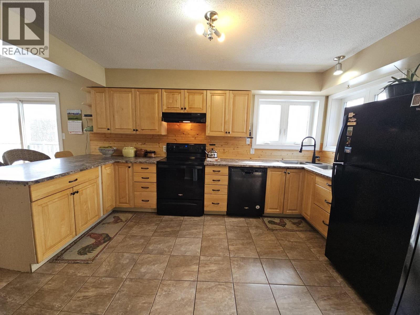 6128 Kurjata Road, Chetwynd, British Columbia  V0C 1J0 - Photo 5 - 10381497