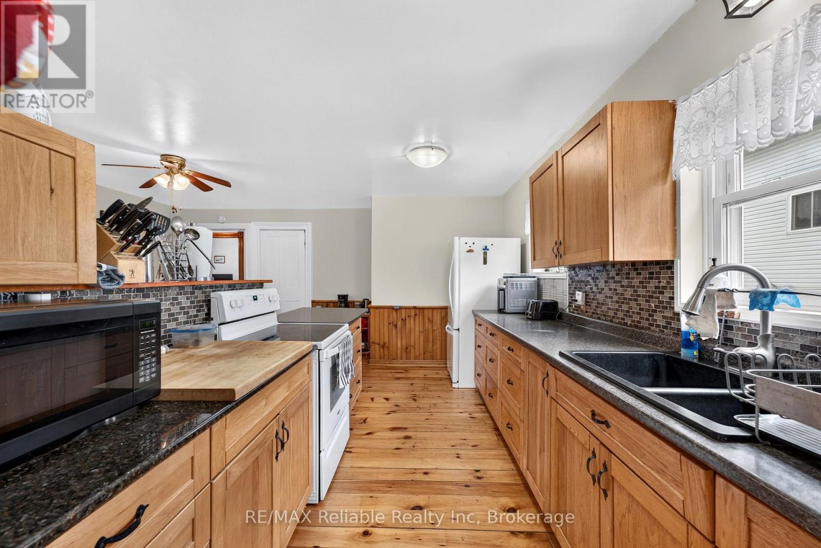 32 Rattenbury Street W, Central Huron, Ontario  N0M 1L0 - Photo 5 - X13118226