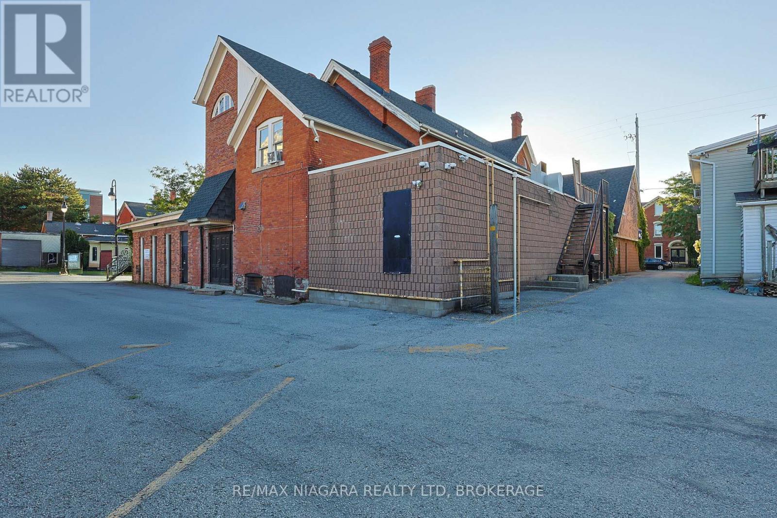 22 Academy Street, St. Catharines, Ontario  L2R 4Z6 - Photo 2 - X13659796