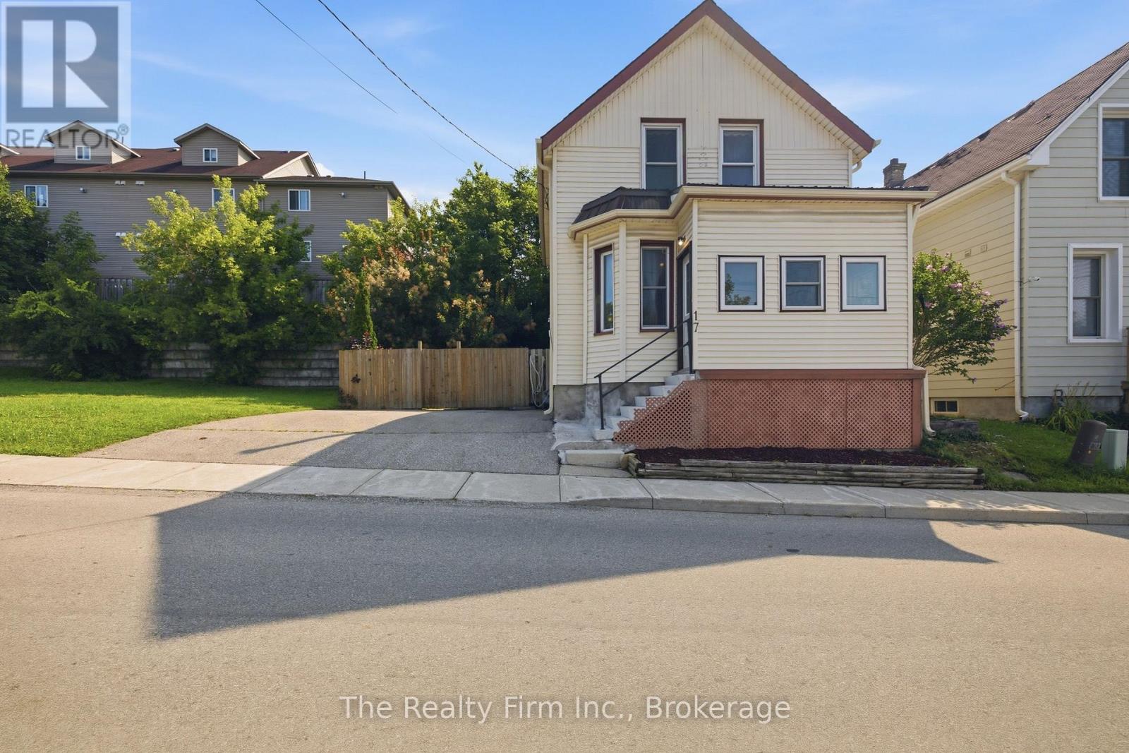 17 DOUGLAS STREET, Woodstock, Ontario