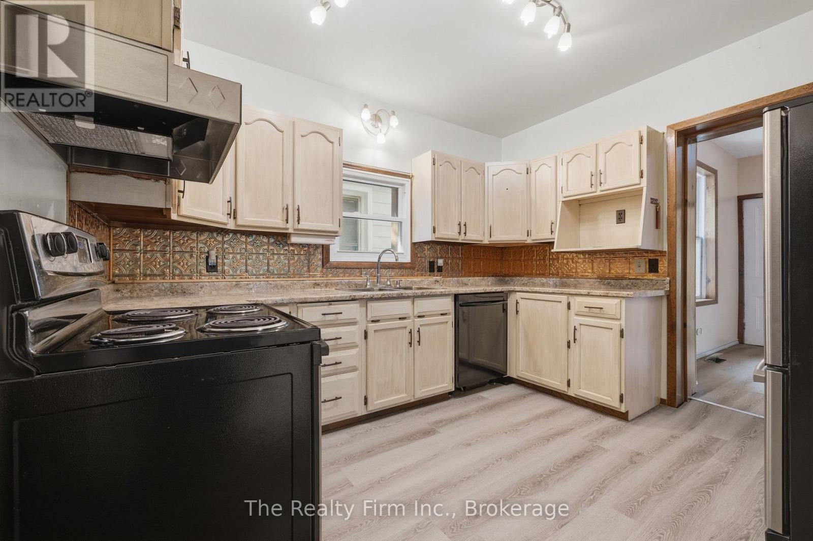 17 Douglas Street, Woodstock, Ontario  N4S 2Y1 - Photo 11 - X13659840
