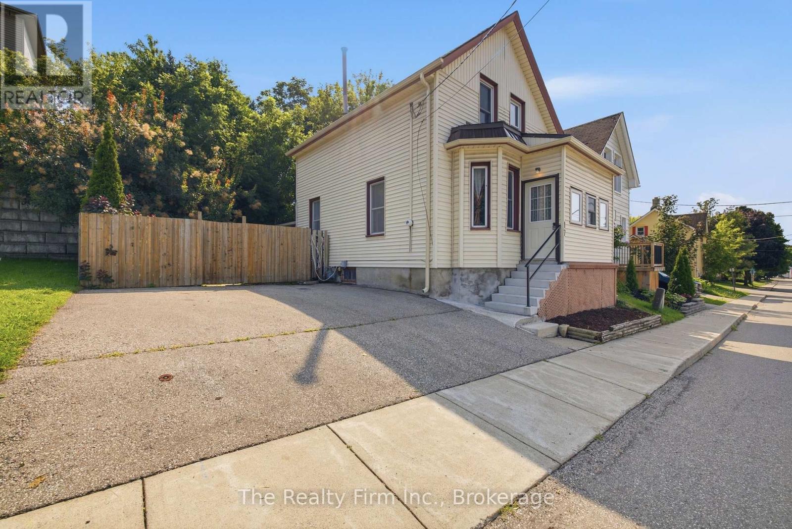 17 Douglas Street, Woodstock, Ontario  N4S 2Y1 - Photo 2 - X13659840