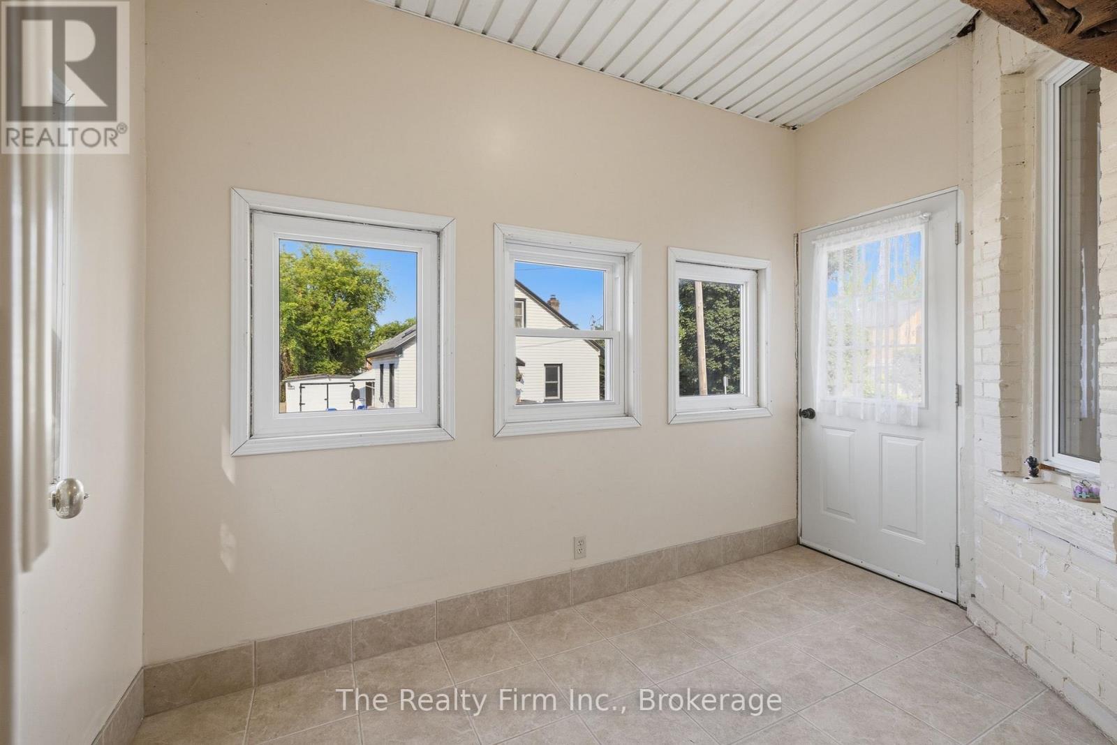 17 Douglas Street, Woodstock, Ontario  N4S 2Y1 - Photo 4 - X13659840