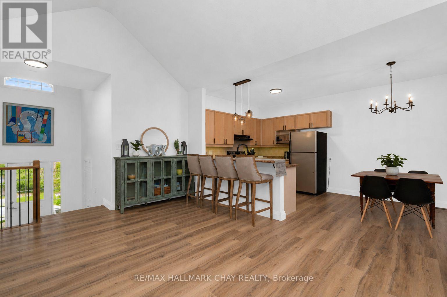 12 Oakmont Avenue, Oro-Medonte, Ontario  L0L 2L0 - Photo 5 - S13636814