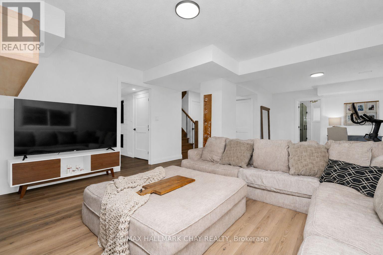 12 Oakmont Avenue, Oro-Medonte, Ontario  L0L 2L0 - Photo 18 - S13636814