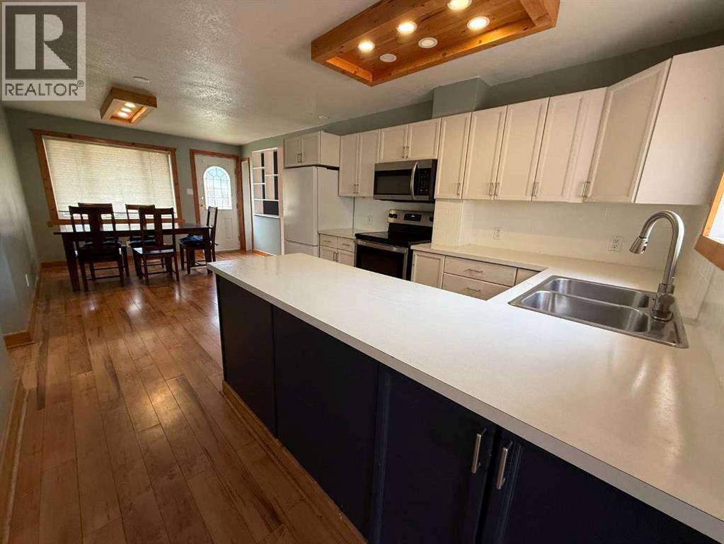 167 Sunwapta Drive, Hinton, Alberta  T7V 1E9 - Photo 2 - A2325705