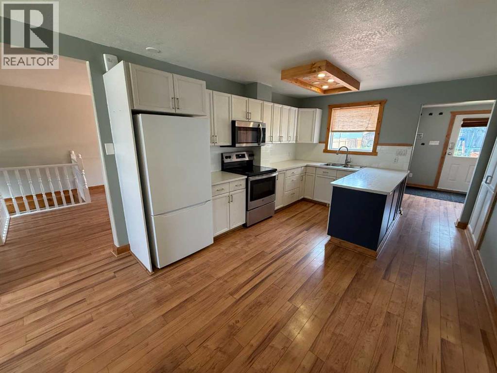 167 Sunwapta Drive, Hinton, Alberta  T7V 1E9 - Photo 3 - A2325705