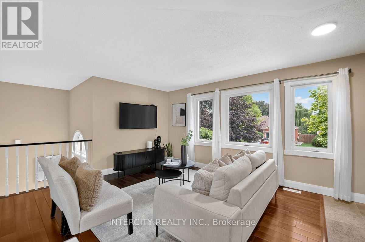 6 Compton Crescent, Bradford West Gwillimbury, Ontario  L3Z 2X5 - Photo 10 - N13659788