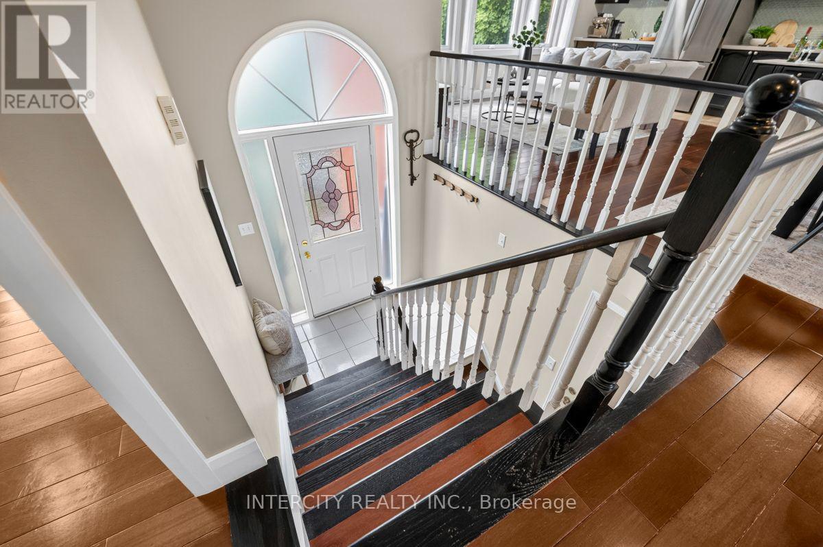 6 Compton Crescent, Bradford West Gwillimbury, Ontario  L3Z 2X5 - Photo 3 - N13659788