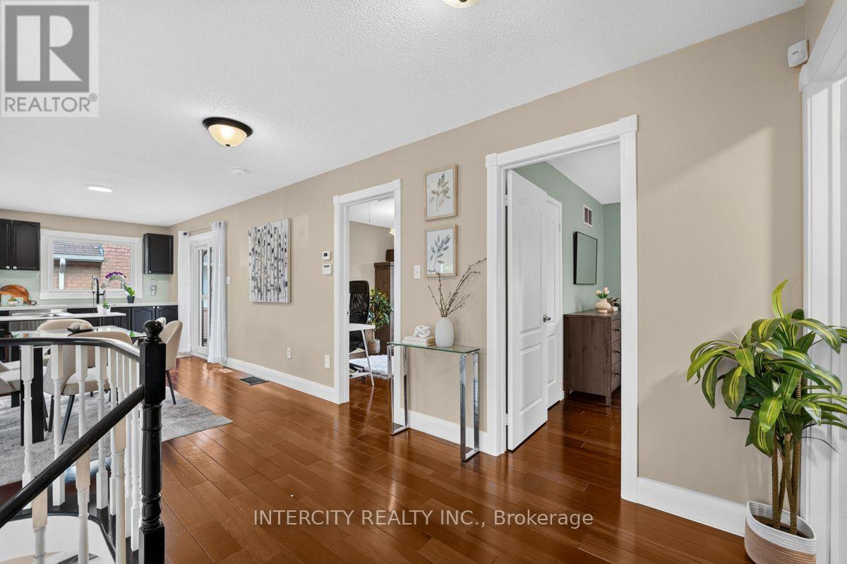 6 Compton Crescent, Bradford West Gwillimbury, Ontario  L3Z 2X5 - Photo 4 - N13659788