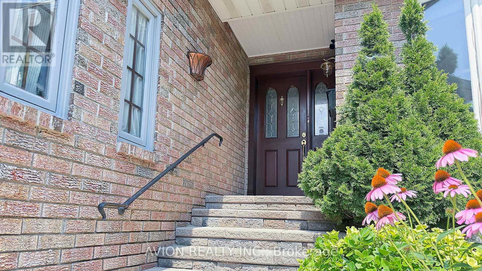 1413 Harmsworth Square, Oakville, Ontario  L6H 3E7 - Photo 2 - W13659776