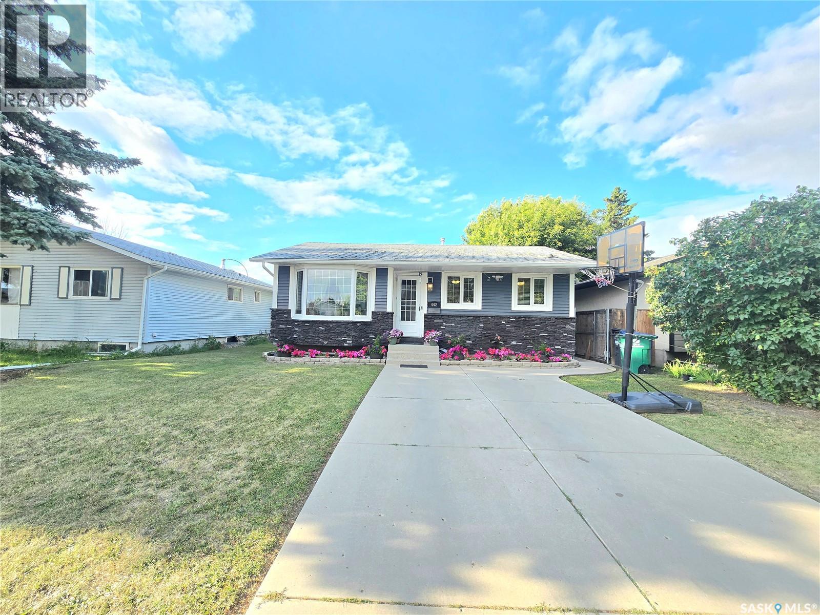 442 Douglas Crescent, Saskatoon, Saskatchewan  S7L 4T5 - Photo 3 - SK045161