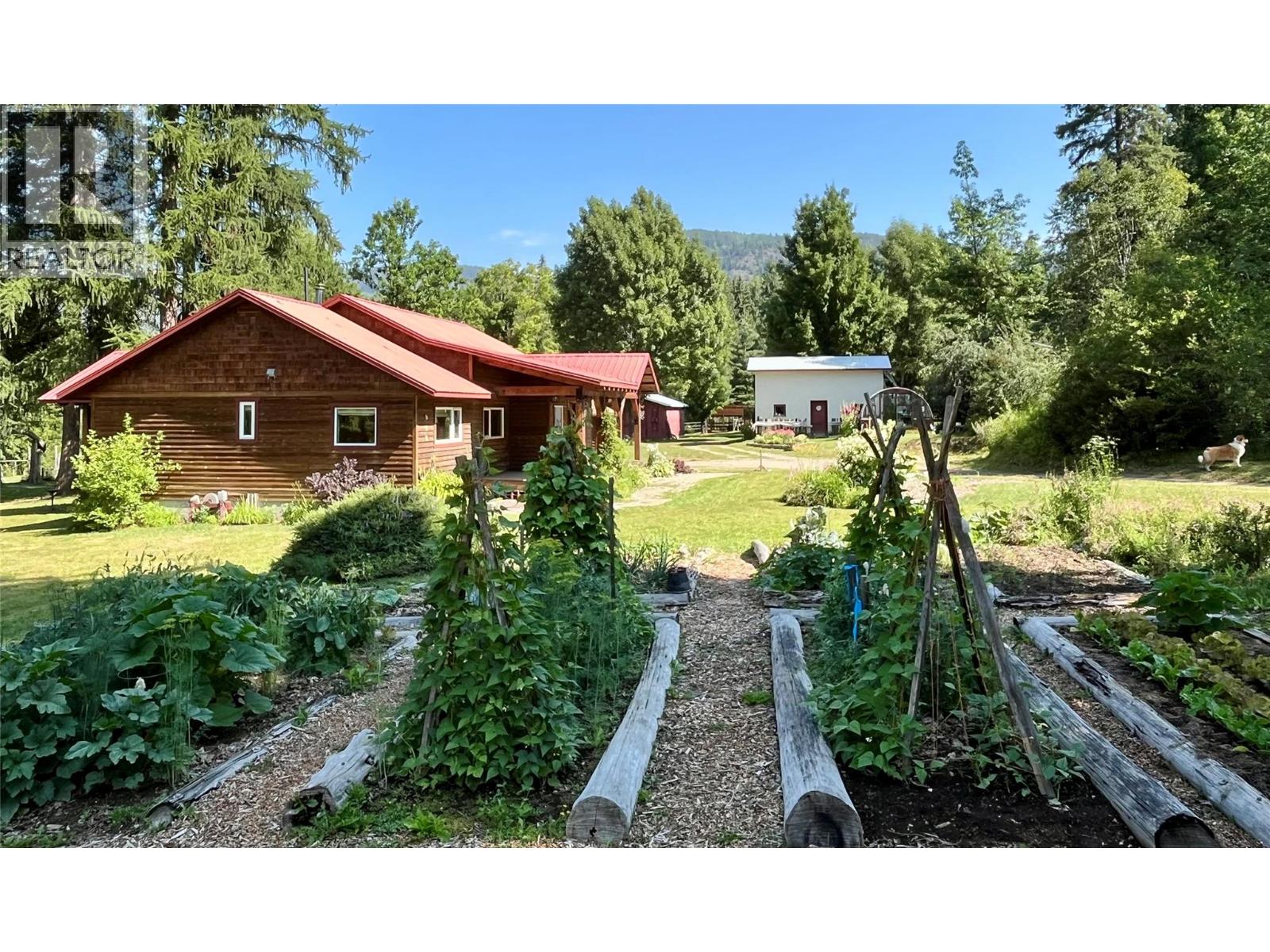 3371 Highway 3b, Fruitvale, British Columbia  V0G 1L1 - Photo 4 - 10372232