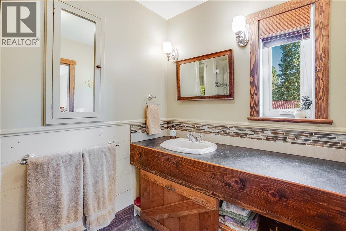 3371 Highway 3b, Fruitvale, British Columbia  V0G 1L1 - Photo 11 - 10372232