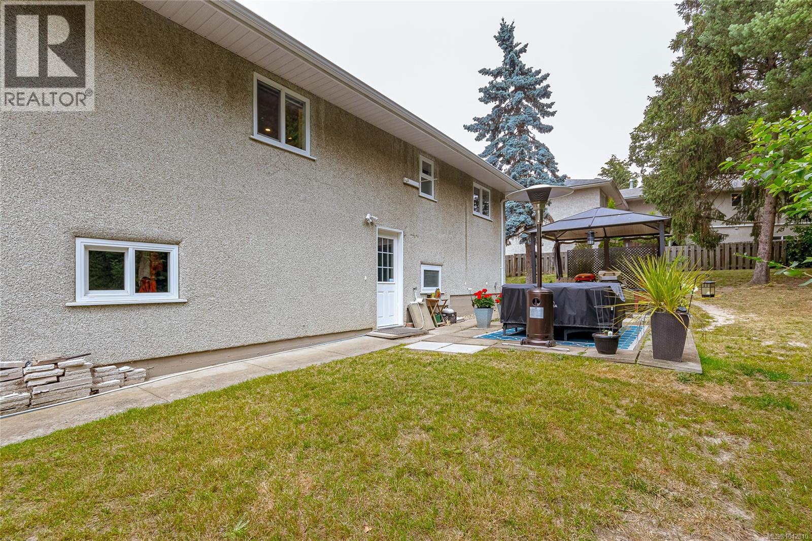 883 Lampson St, Esquimalt, British Columbia  V9A 6B6 - Photo 32 - 1042810