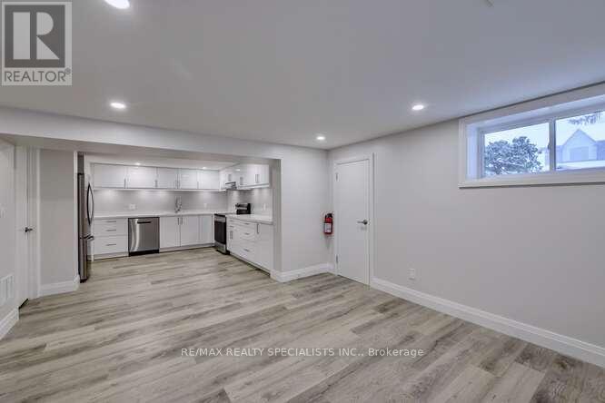 43 Firwood (Lower) Crescent, Toronto, Ontario  M9B 2V9 - Photo 11 - W13660042