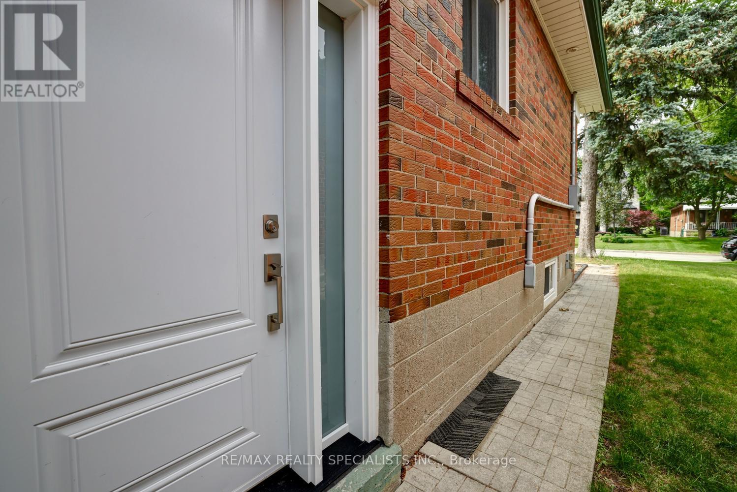 43 Firwood (Lower) Crescent, Toronto, Ontario  M9B 2V9 - Photo 18 - W13660042