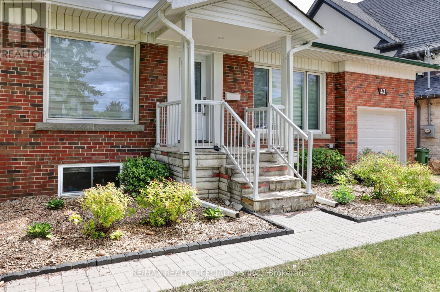 43 Firwood (Lower) Crescent, Toronto, Ontario  M9B 2V9 - Photo 3 - W13660042