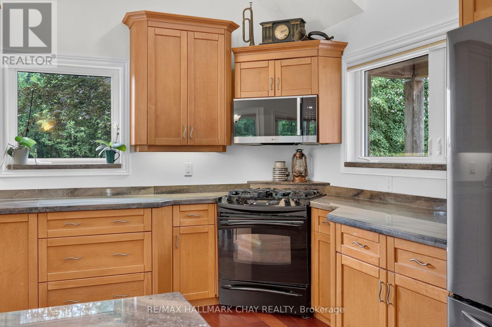 194 Moon Point Drive, Oro-Medonte, Ontario  L3V 6H1 - Photo 8 - S13657236