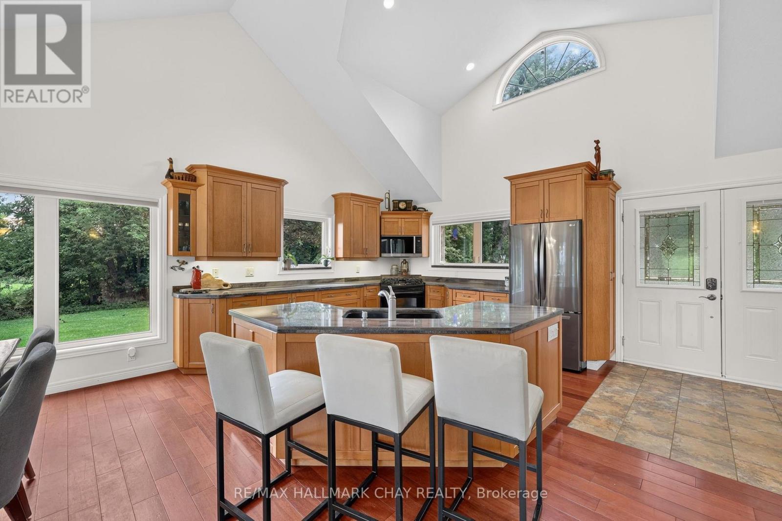 194 Moon Point Drive, Oro-Medonte, Ontario  L3V 6H1 - Photo 5 - S13657236