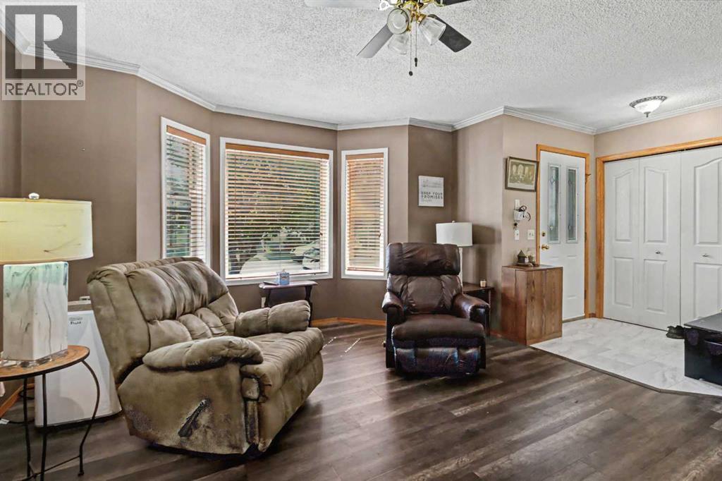 311 Erin Circle SE, Calgary, Alberta  T2B 3J1 - Photo 3 - A2334235