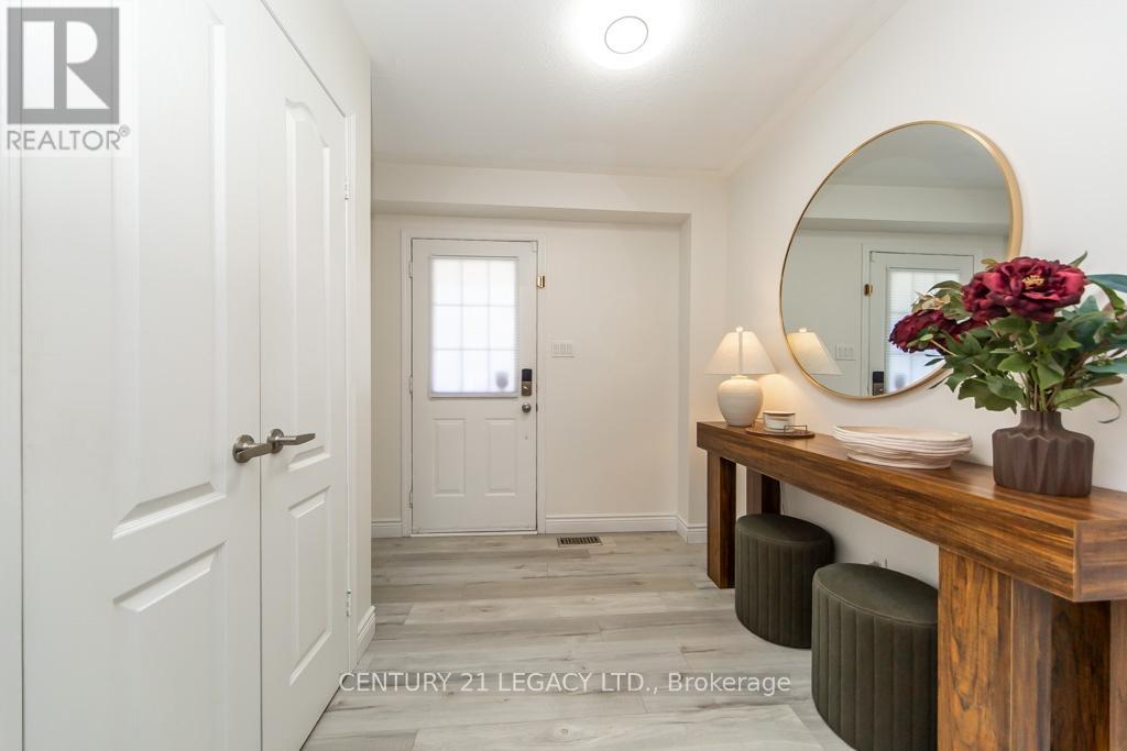 44 Tincomb Crescent, Whitby, Ontario  L1R 2Y6 - Photo 4 - E13660068