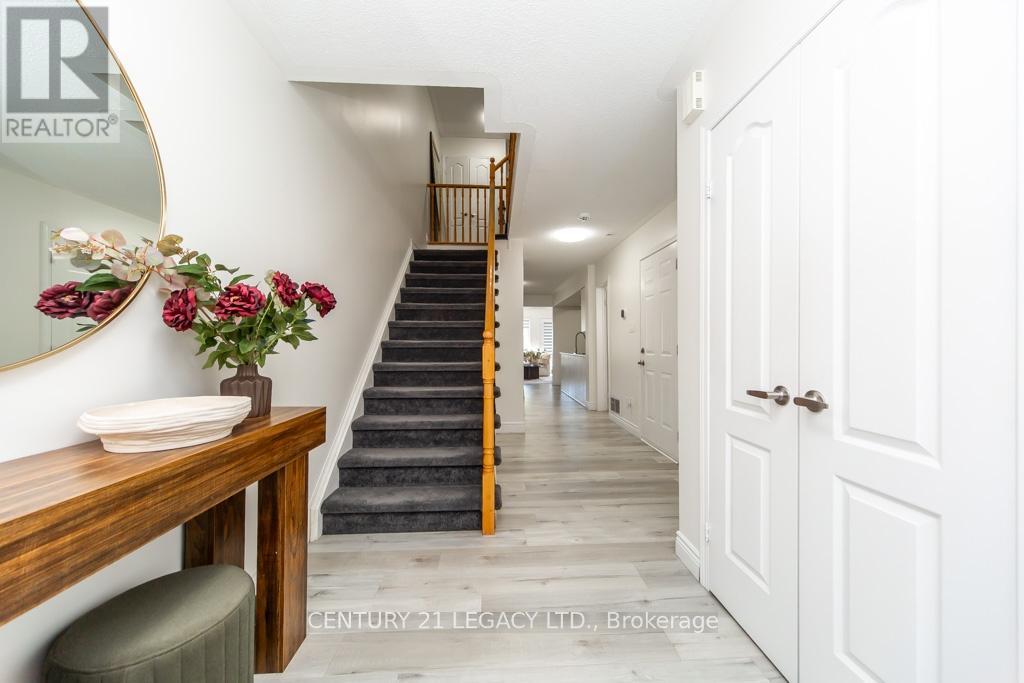 44 Tincomb Crescent, Whitby, Ontario  L1R 2Y6 - Photo 5 - E13660068