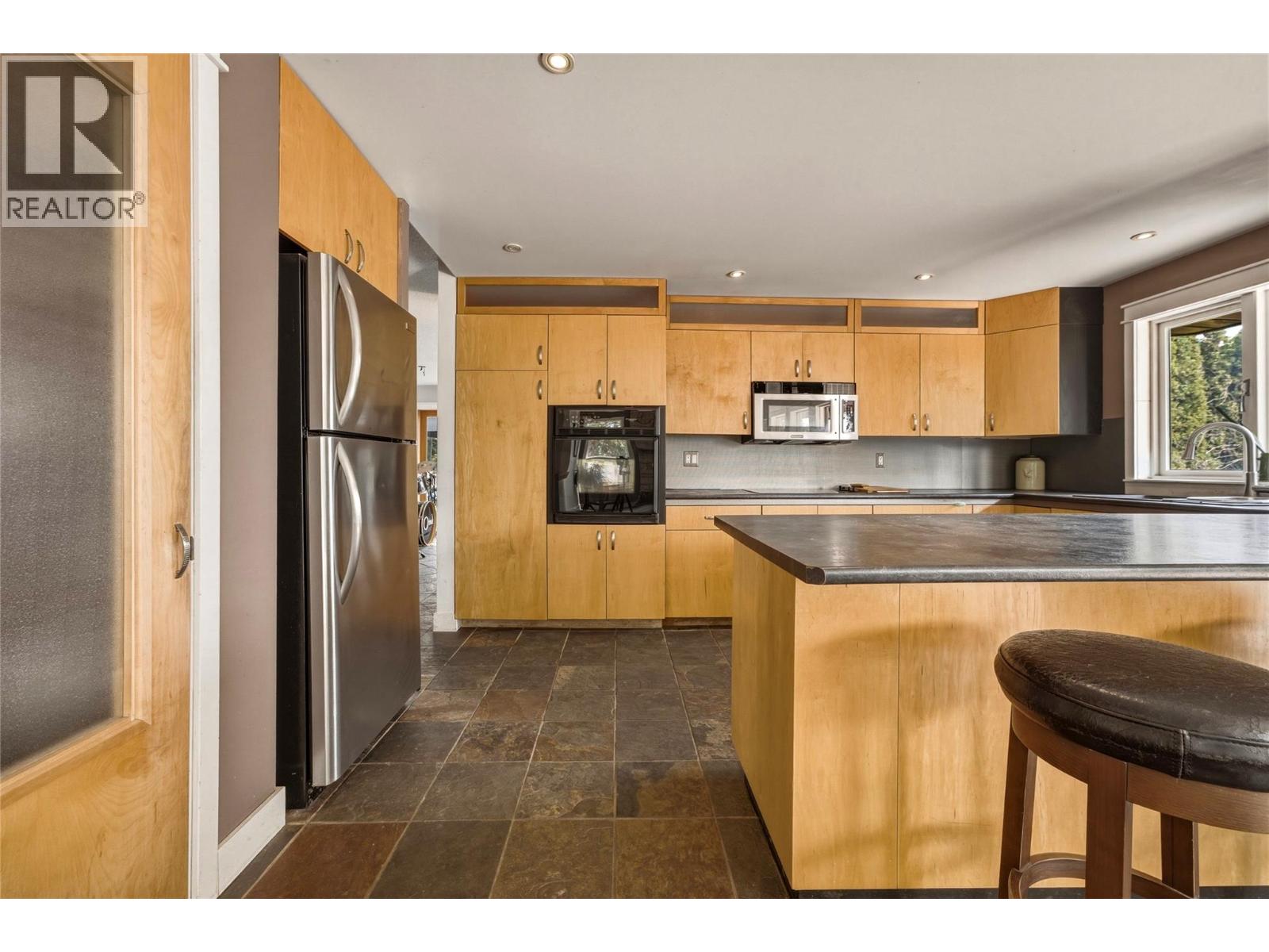 8905 Russet Drive, Vernon, British Columbia  V1B 2B7 - Photo 11 - 10396513