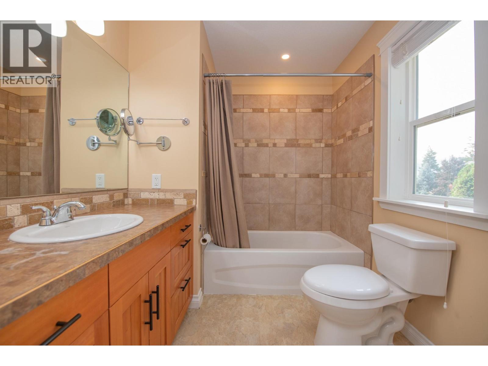 1808 Skyview Crescent, Lumby, British Columbia  V0E 2G0 - Photo 21 - 10396933