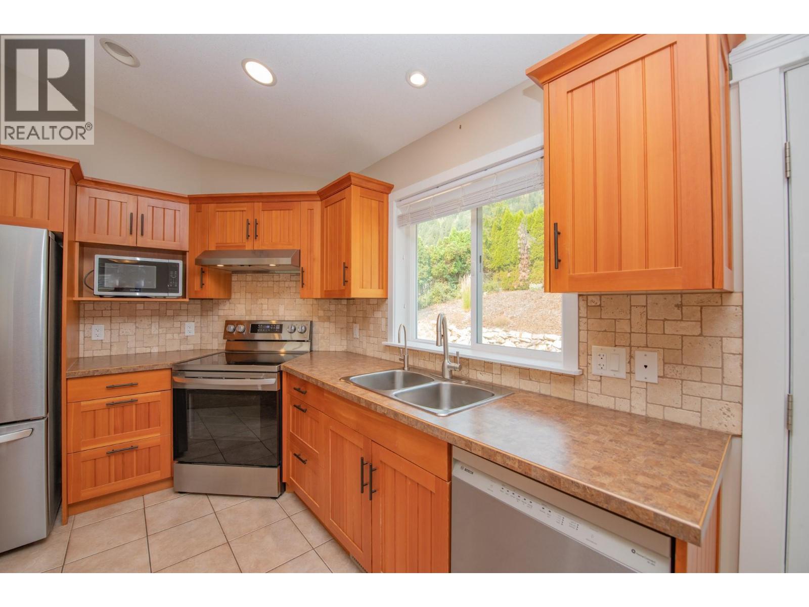 1808 Skyview Crescent, Lumby, British Columbia  V0E 2G0 - Photo 6 - 10396933