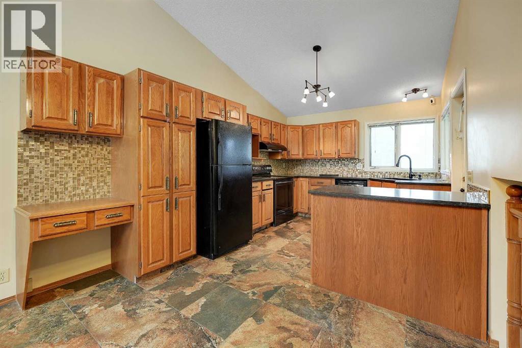 23 Edelweiss Drive Nw, Calgary, Alberta  T3A 3R4 - Photo 12 - A2325715