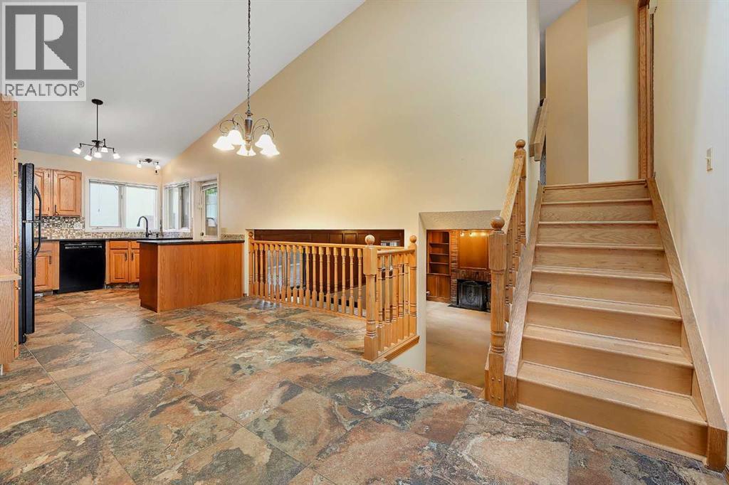 23 Edelweiss Drive Nw, Calgary, Alberta  T3A 3R4 - Photo 10 - A2325715