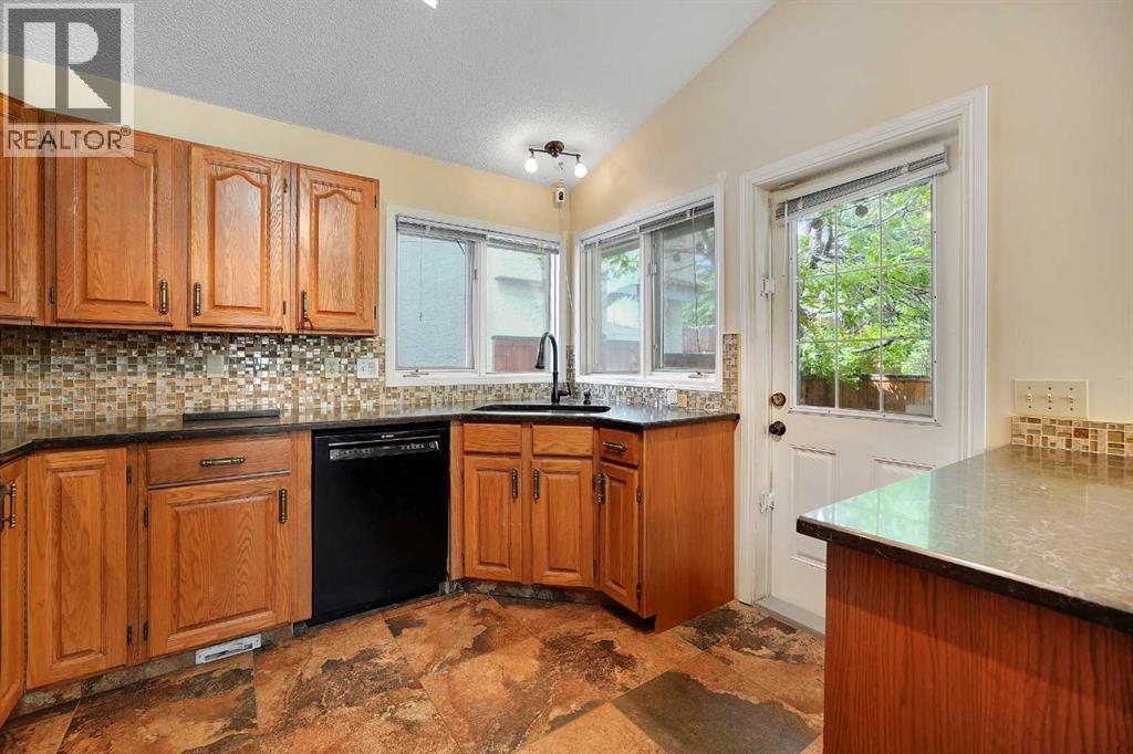23 Edelweiss Drive Nw, Calgary, Alberta  T3A 3R4 - Photo 13 - A2325715