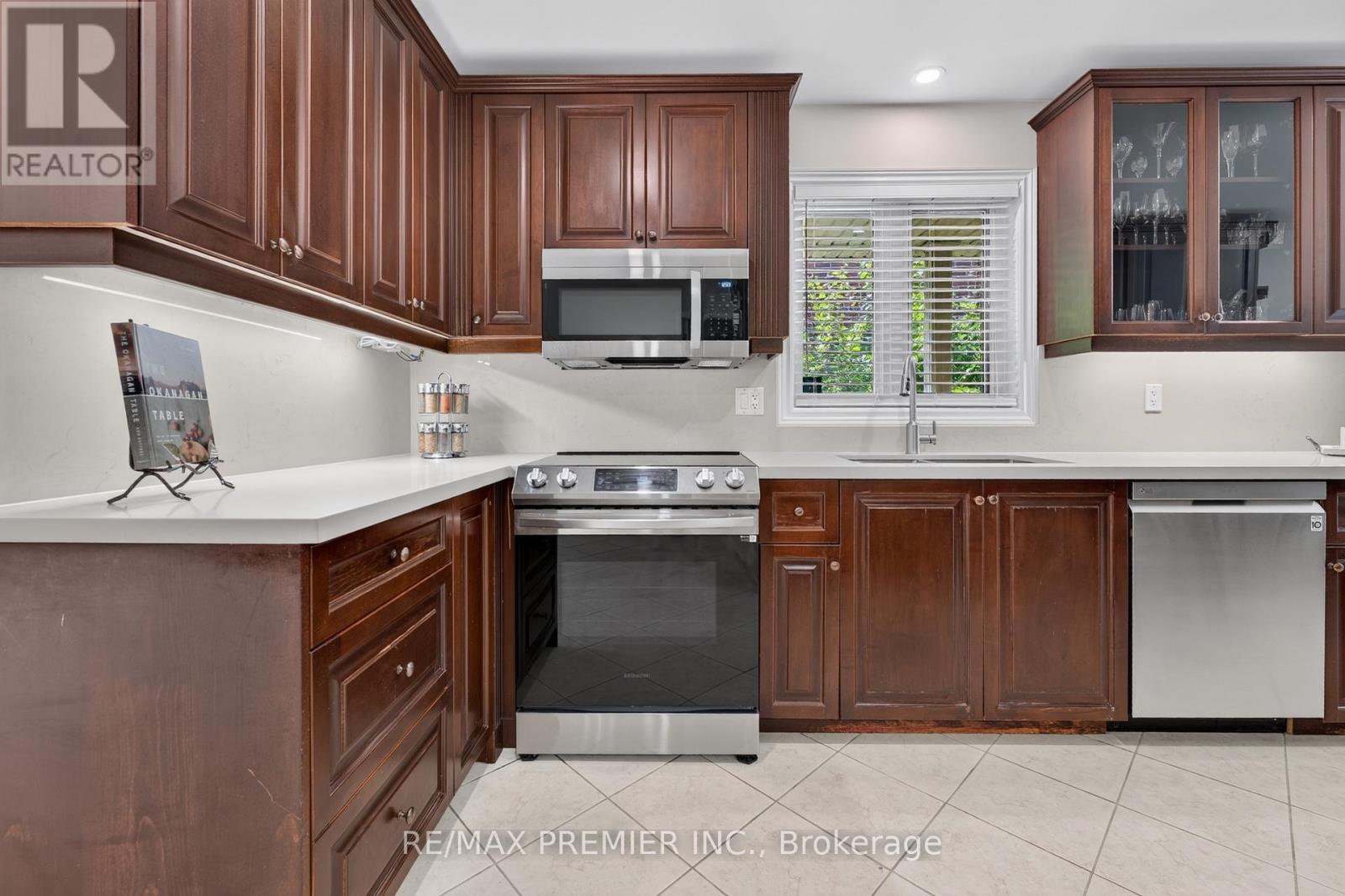 2304 Sovereign Street, Oakville, Ontario  L6L 1L6 - Photo 12 - W13651892