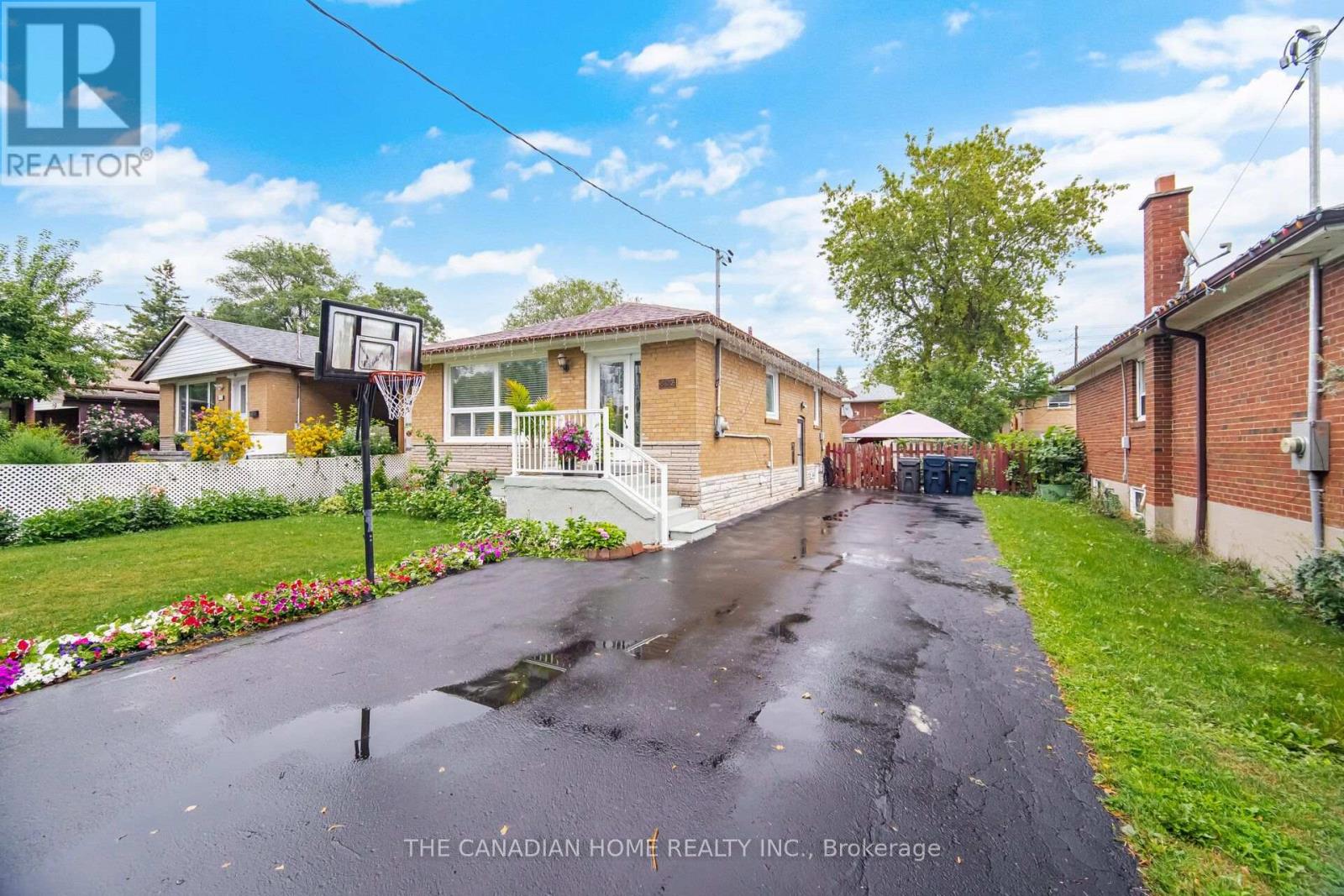 <div class="slider-price">$1,099,000</div><p>802 Brimorton Drive, Toronto, Ontario</p>
