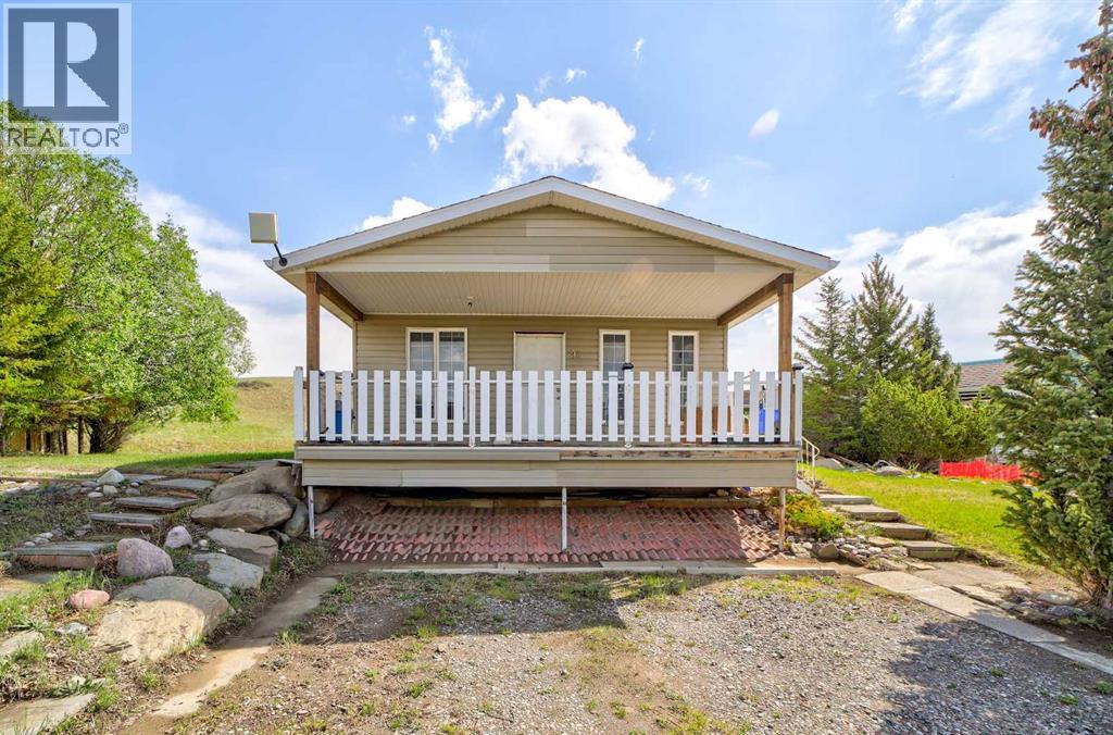 93 4 Avenue, Rural Pincher Creek No. 9, Alberta  T0K 1W0 - Photo 1 - A2315544