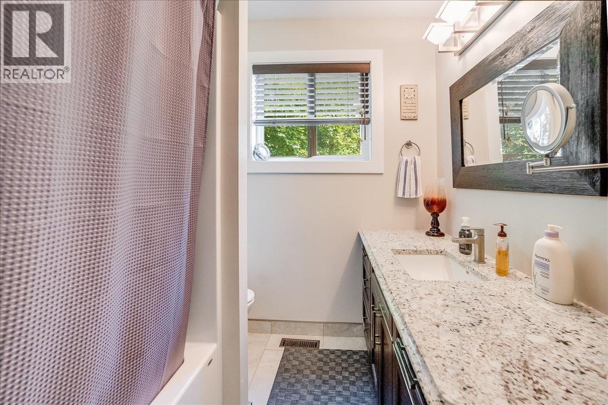 6010 Harrop-Procter Road, Nelson, British Columbia  V1L 6P7 - Photo 31 - 10365212