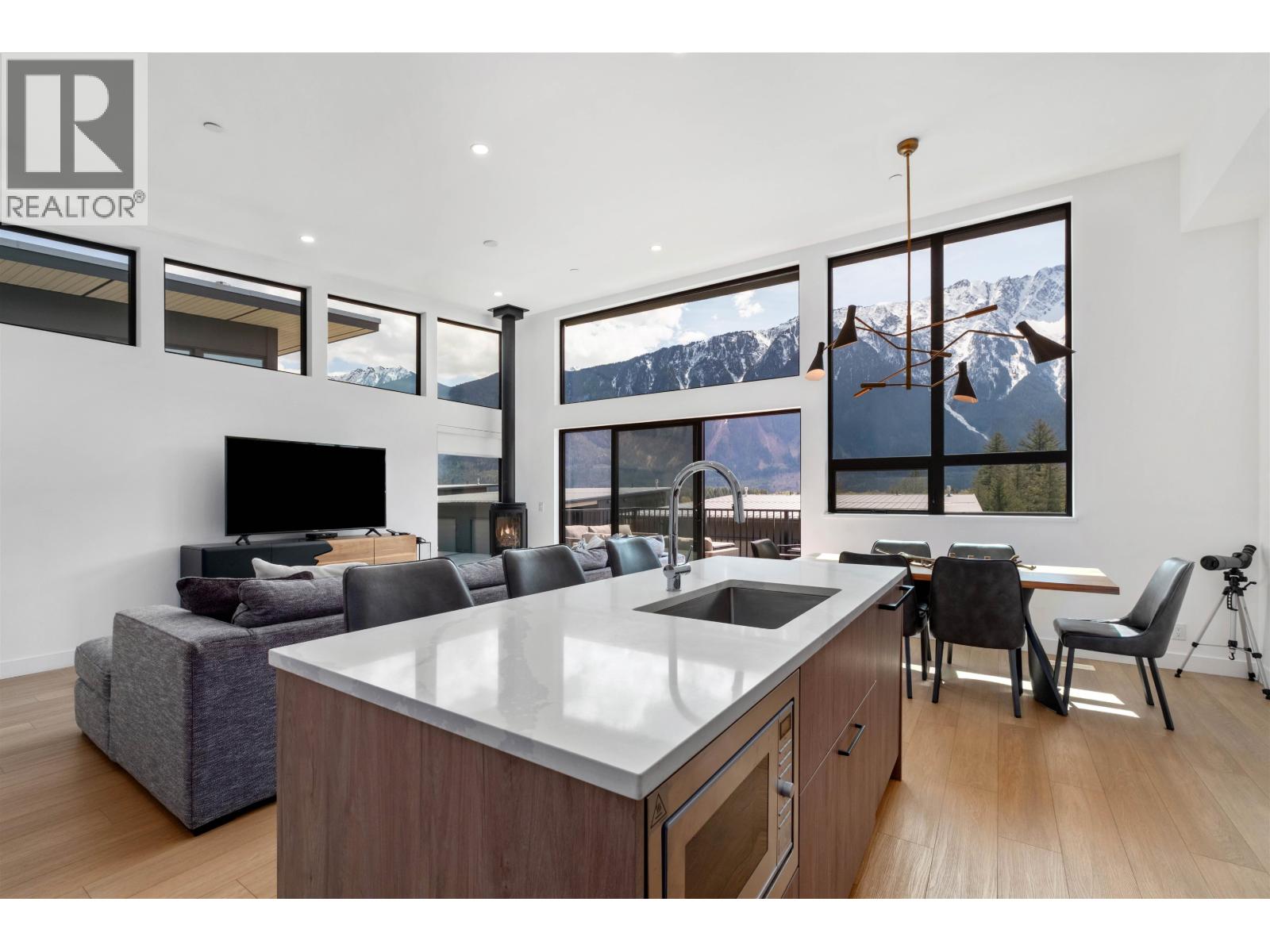 41 4000 Sunstone Way, Pemberton, British Columbia  V0N 2L3 - Photo 2 - R3154458