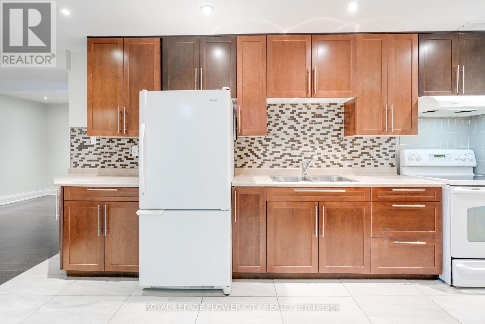 5674 Whitehorn Avenue E, Mississauga, Ontario  L5V 2A9 - Photo 2 - W13660264