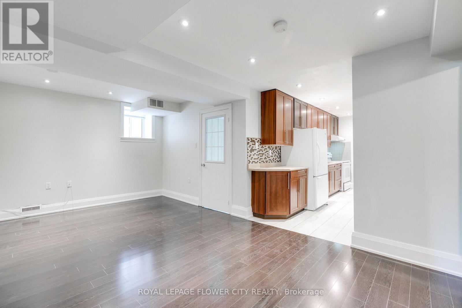 5674 Whitehorn Avenue E, Mississauga, Ontario  L5V 2A9 - Photo 6 - W13660264