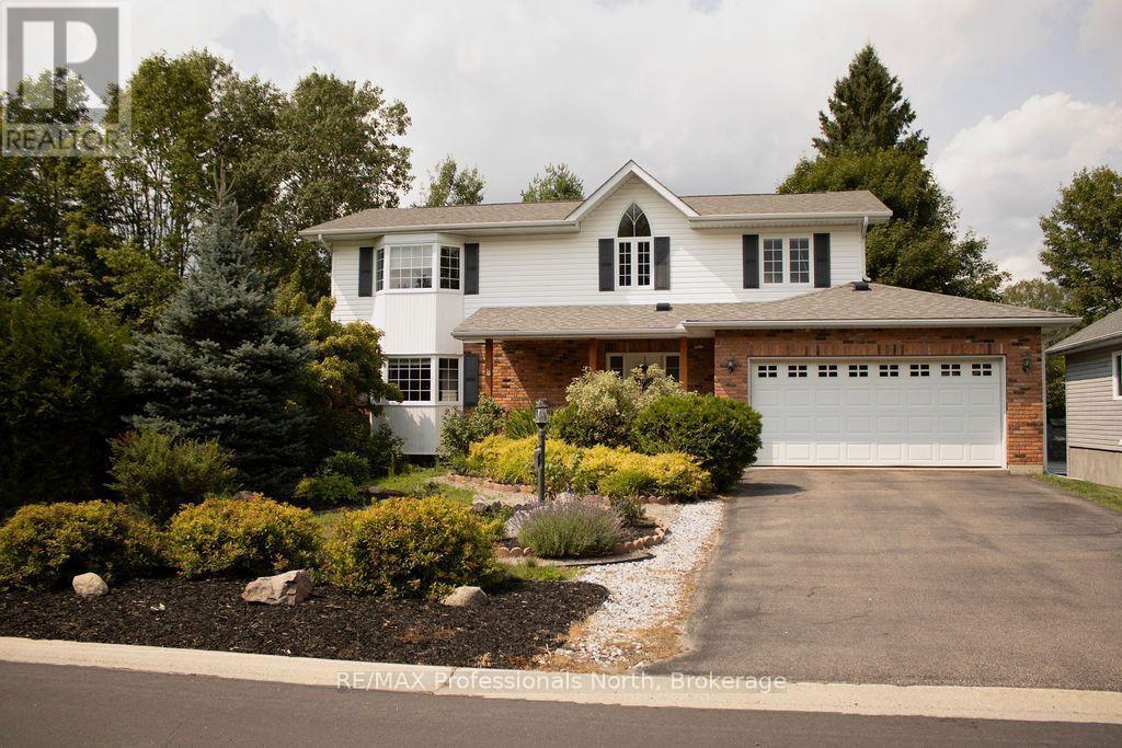 18 HERITAGE CRESCENT, Huntsville, Ontario